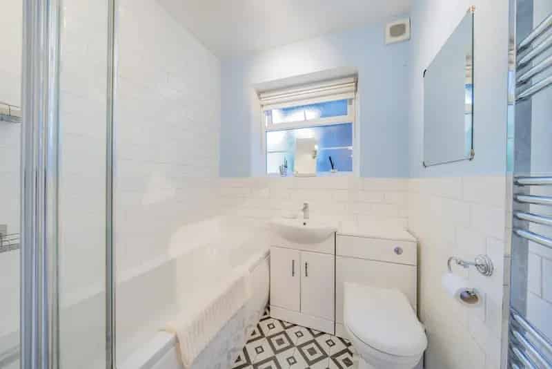 Two Bedroom Apartment in 1930s Building with Communal Gardens