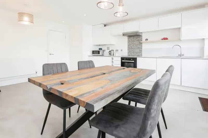 Three Bedroom Family Home with Garage and Garden