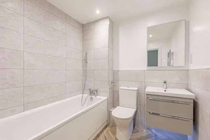 2 Bed Flat for Sale in West Byfleet