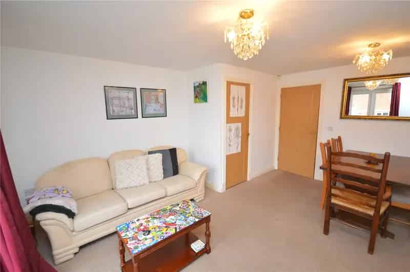 Three Bedroom Townhouse Near M62 M1 Good Schools