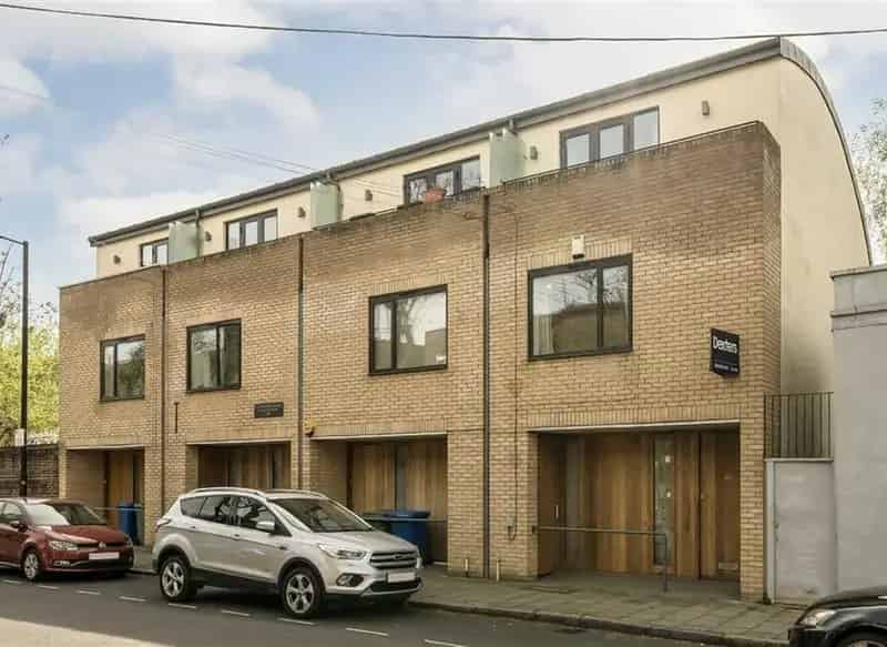 Three-Story Freehold House Otterden Terrace Spacious Family Home