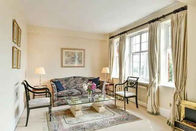 Flat to rent in Kensington High Street, London W14