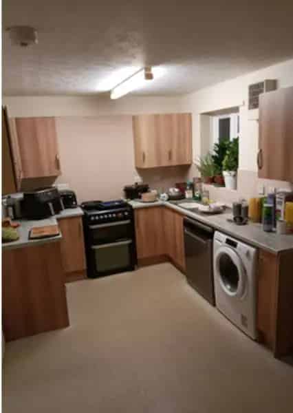 Large 3 Bedroom House New Carpets Lovely Garden