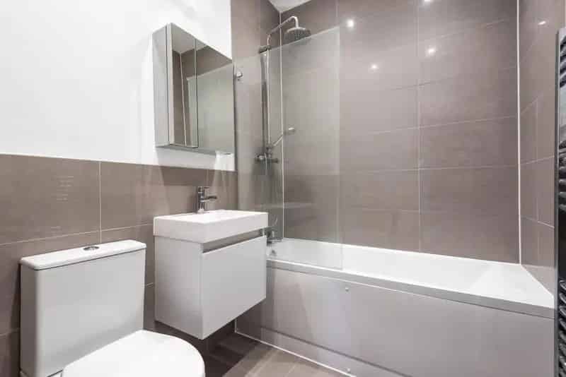 Refurbished One Bedroom Apartment with Private Parking No Onward Chain