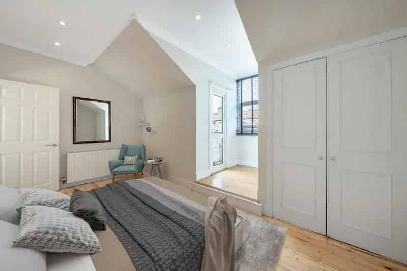 764 sq ft 2-Bed Top Floor Flat with Balcony
