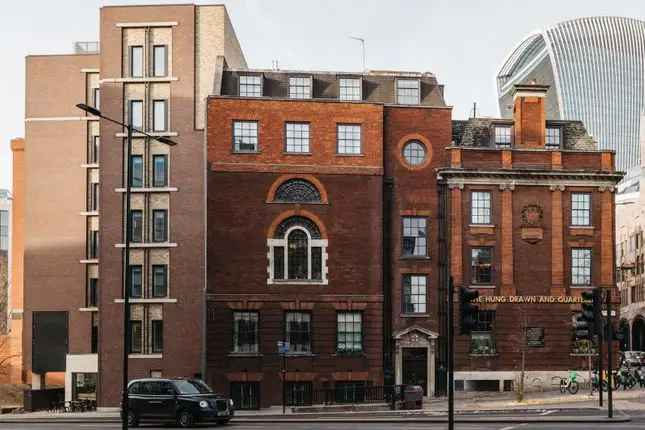 Luxury 2-Bedroom Apartment in Historic London Building