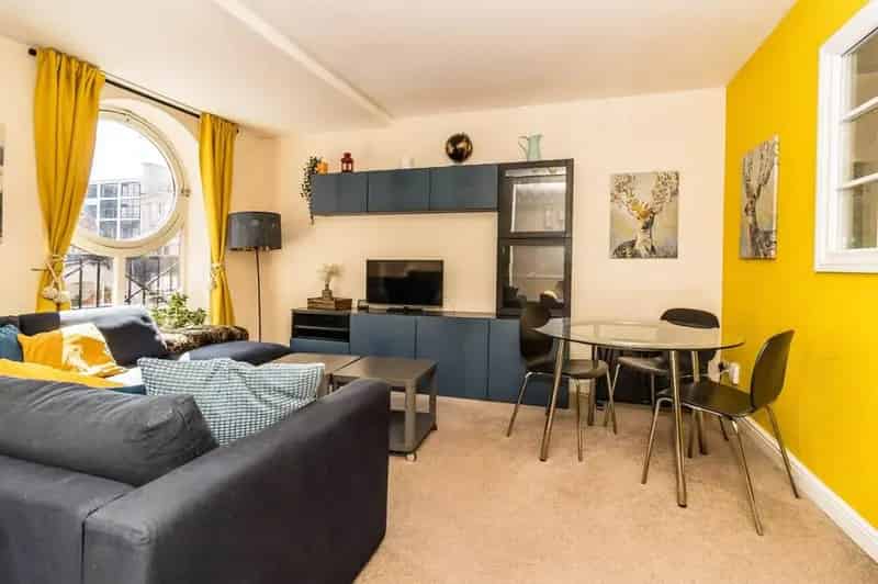 2 Bedroom Furnished Apartment Near Manchester University