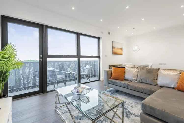 Flat For Sale in London, England