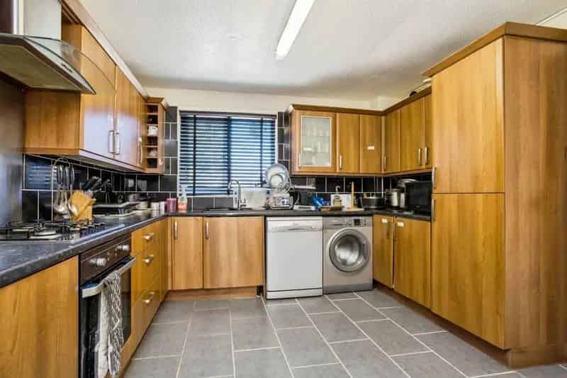 4 Bed Family Home with Conservatory and Study