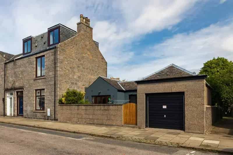 5 Bedroom Semi Detached House For Sale