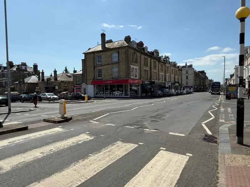 Hove Seafront Studio Flat Basement Modern Kitchen Parking