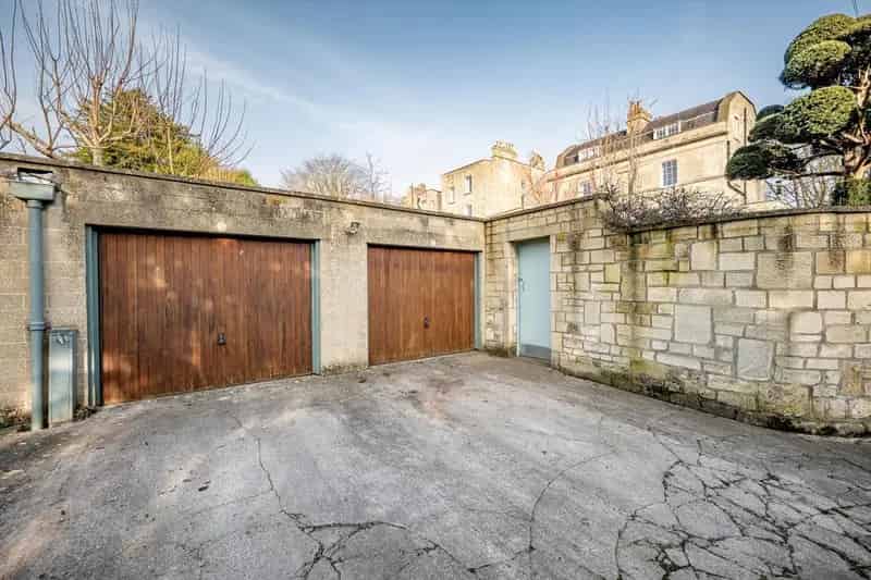 5 Bedroom End of Terrace House for Sale