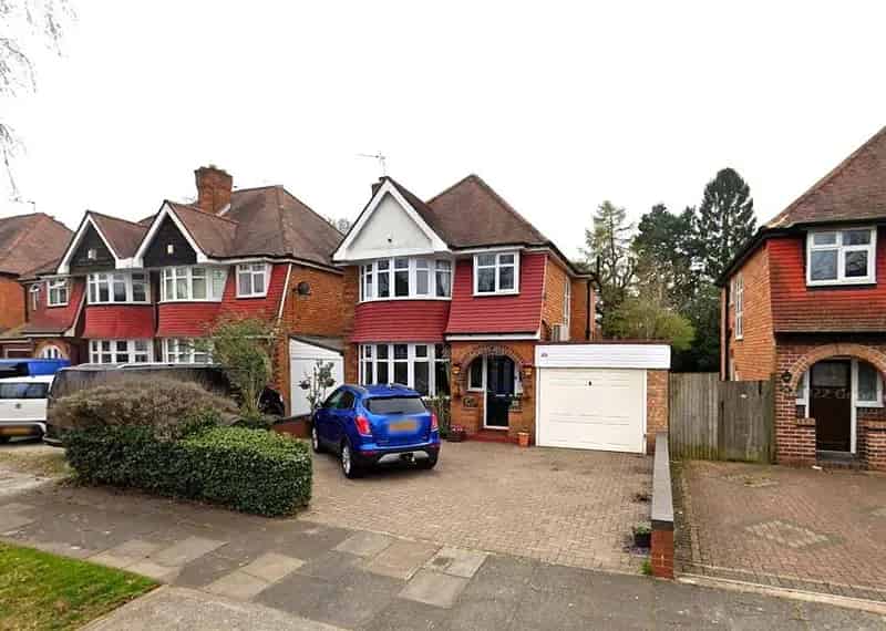 3-Bed House Childrens Care Home Large Driveway Garden Near Yardley Wood Station