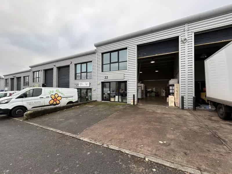 997 SqFt Modern Light Industrial Unit with High Ceilings and Parking