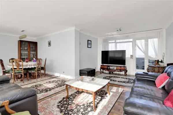 Spacious 2-Bedroom Apartment with Balcony and Garage - London W13