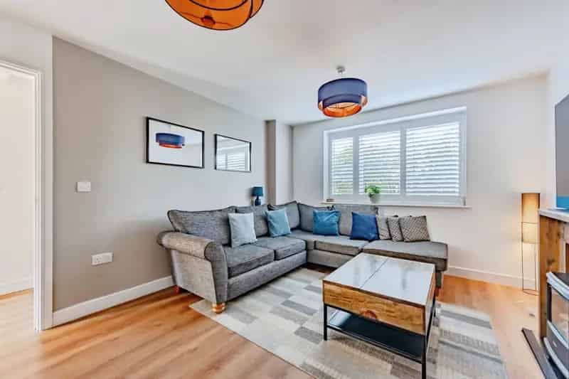 3-Bedroom House with Modern Kitchen and Ensuite Merstham