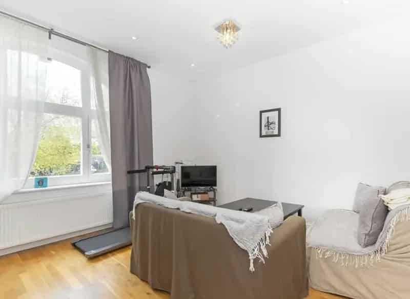 Spacious One-Bedroom Apartment Near Central Line