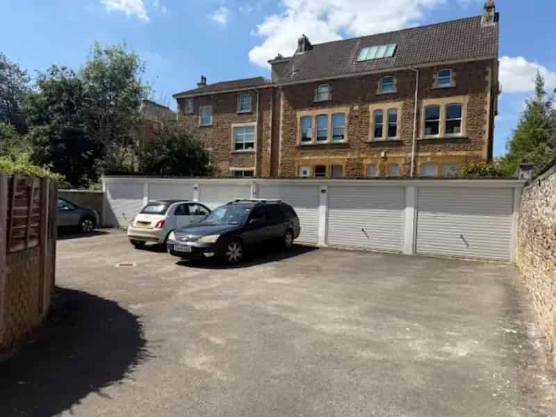 2 Bed Clifton Apartment Near Durdham Downs Garage Parking No Chain