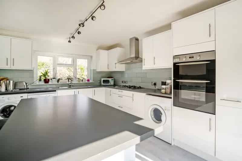 5 Bedroom Detached House to Rent