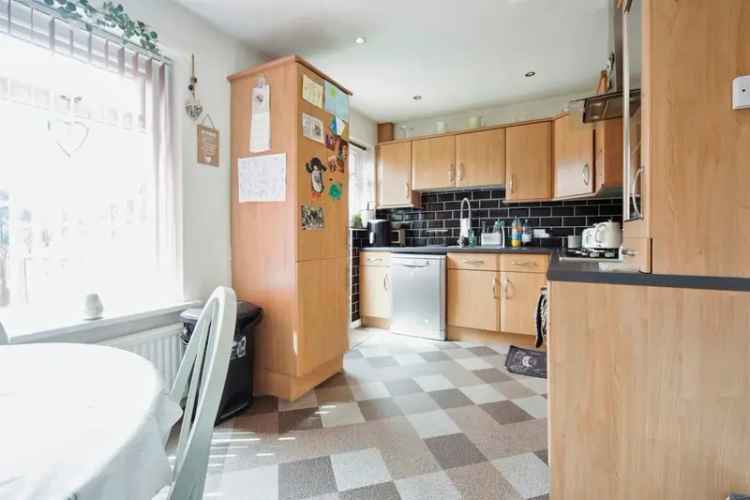 5 Bed Semi-Detached House Extended Family Home Off Street Parking
