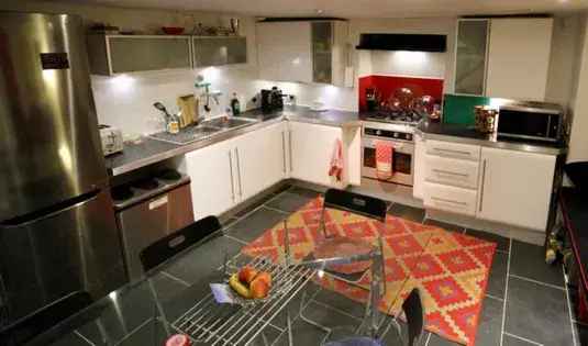 4 Room House 30m2 Manchester Centrally Located Ensuite Double Room