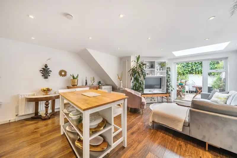 Two Double Bedroom Ground Floor Maisonette Near Southfields and Earlsfield