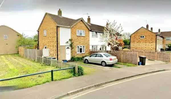 2 Bed Semi Detached House with Garden Driveway Near London
