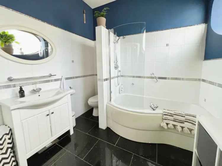 3 bedroom Flat
 For Sale