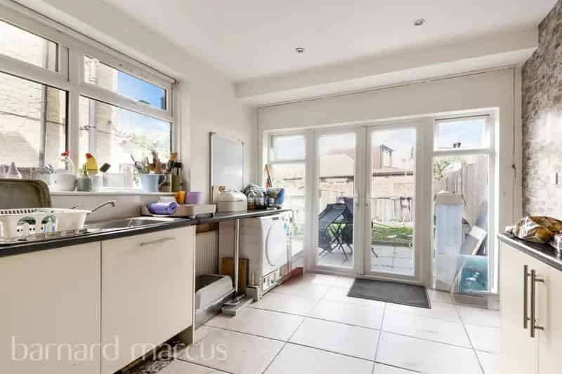 Spacious 3-Bed House in Thornton Heath - Versatile Living and Great Transport Links
