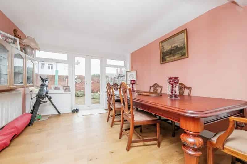5 Bed Family Home with 2 Bathrooms and Gardens