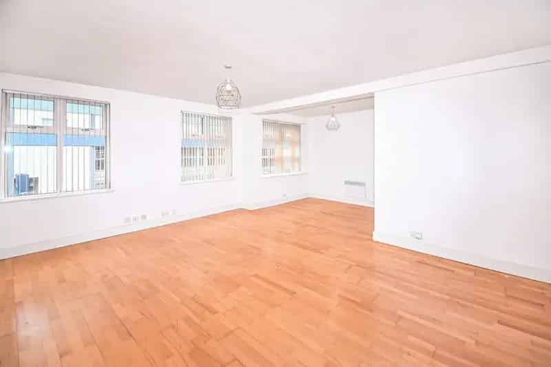2 Bedroom City Centre Apartment To Let - Parking Included