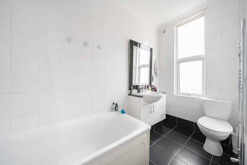 Spacious One Bedroom Period Conversion Flat Near Clock House Station