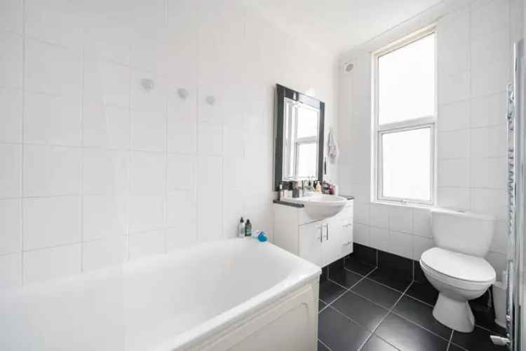 Spacious One Bedroom Period Conversion Flat Near Clock House Station
