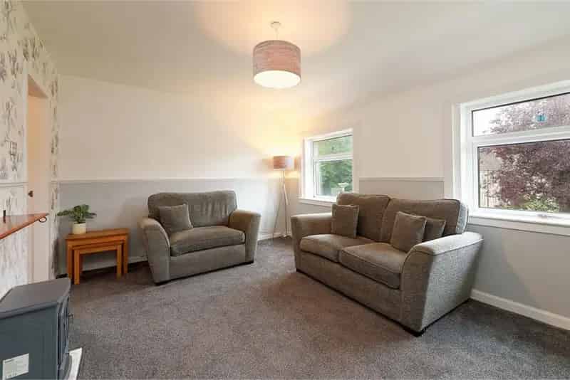2 Bed Flat Renfrew - Spacious Upper Cottage Flat with Private Garden