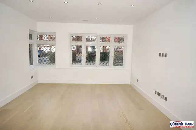 5-Bedroom Semi-Detached House for Rent in Edgware