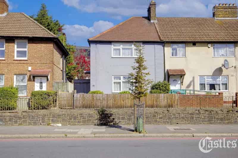 3 Bedroom End Terrace House For Rent