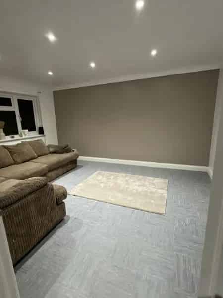2 Bedroom House with Large Garden and Spotlights