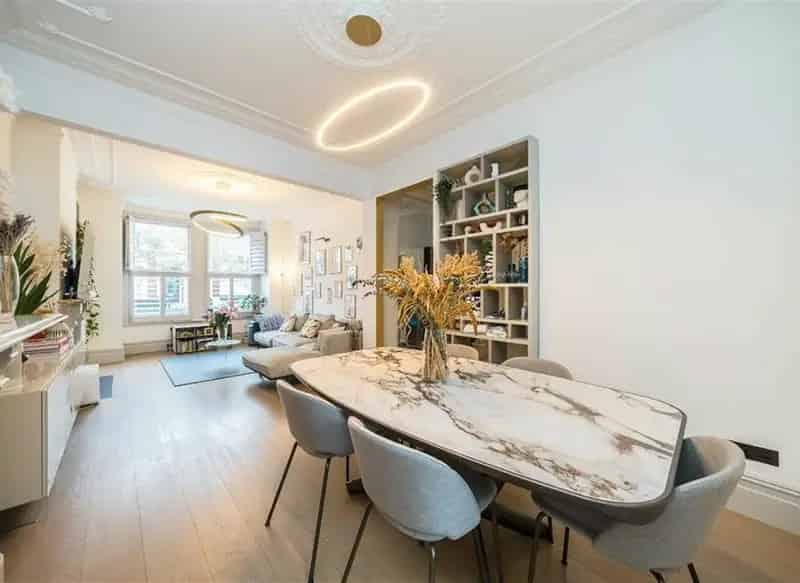 Elegant Family Home 2215 sq ft Landscaped Garden