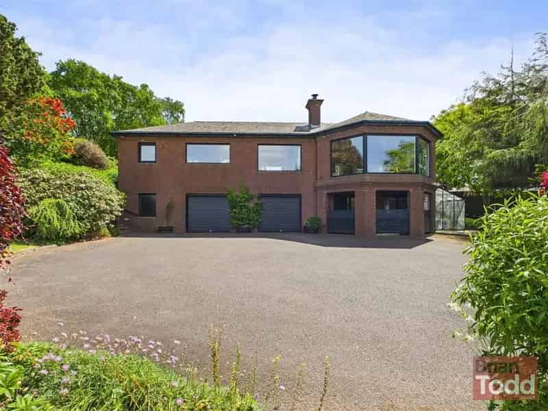 Detached Family Home with Coastal Views and Landscaped Gardens
