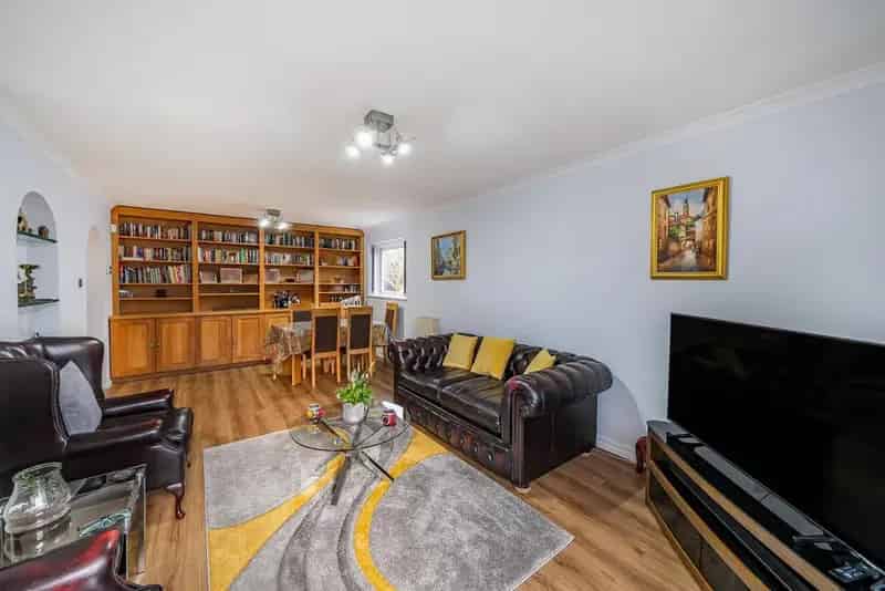 2 Bed 2 Bath Apartment Near Beckenham Stations