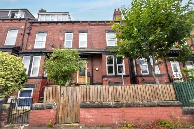 Mid Terrace House with Garden - Two Bedrooms