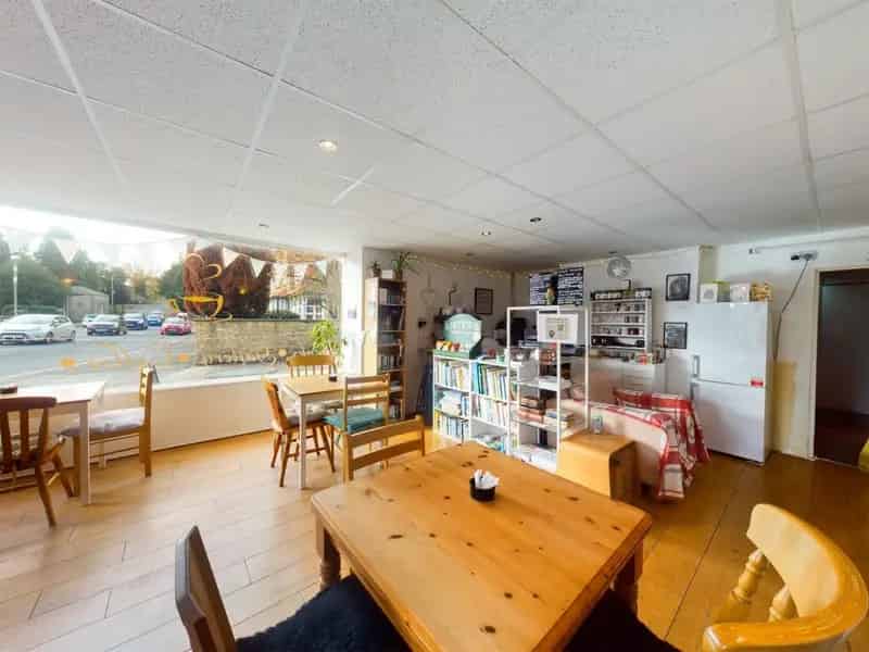 3 Bedroom House with Retail Unit - Investment Opportunity
