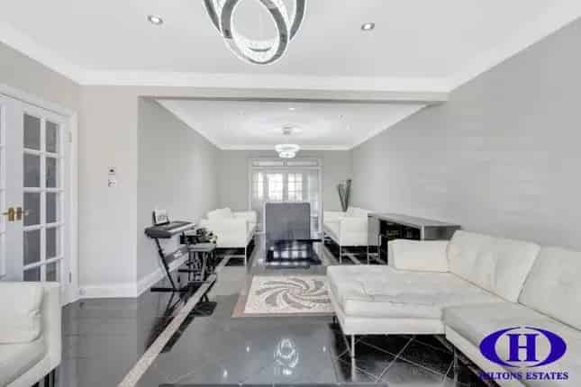 6/7-Bedroom Semi-Detached House for Sale in Southall
