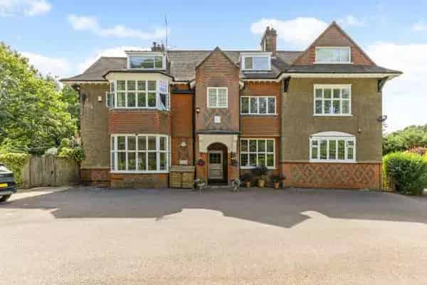 Two Bedroom Apartment with Garage and Parking in Farnham