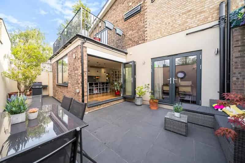 Three Double Bedroom Family House with Private Garden and Terrace