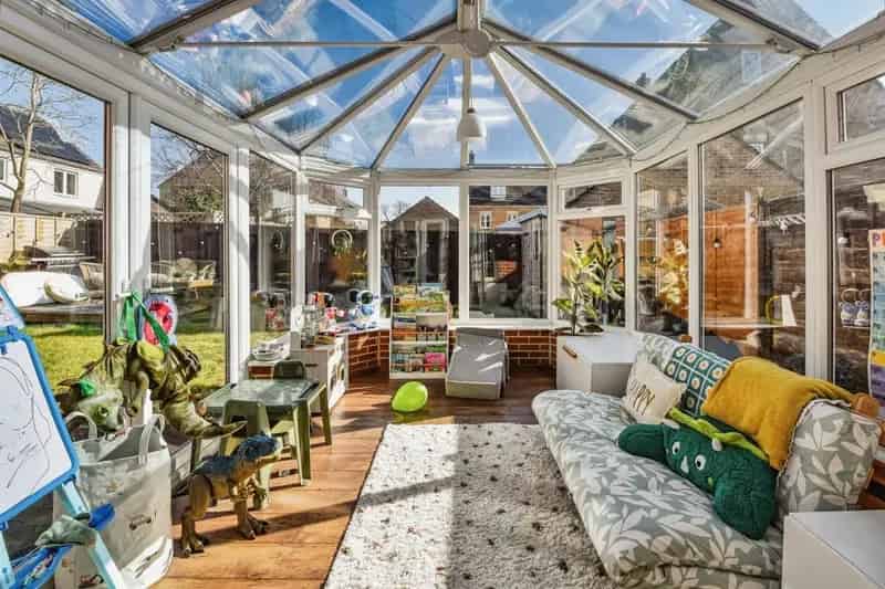 4 Bedroom Family Home in Westbury with Garden and Garage