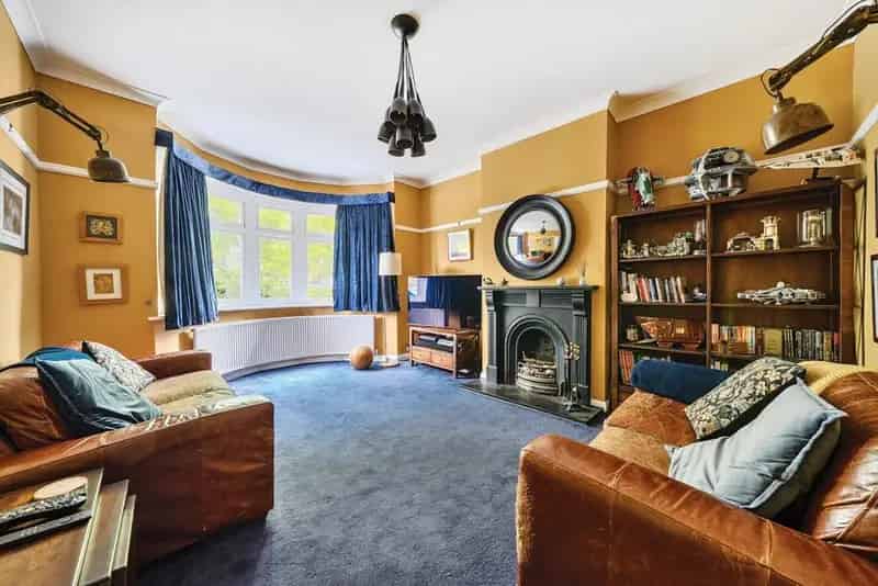 4 Bedroom Semi-Detached House Near Schools and Stations