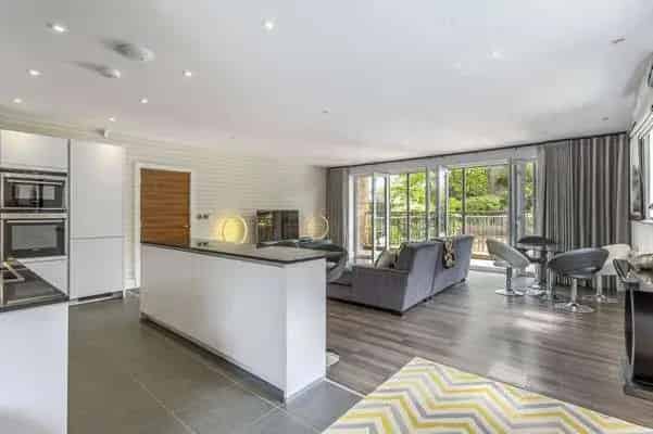 2 Bed Apartment with Private Terrace Garden Beaconsfield