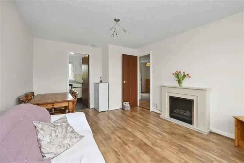 2 Bed Top Floor Flat with Panoramic Sea Views and Parking