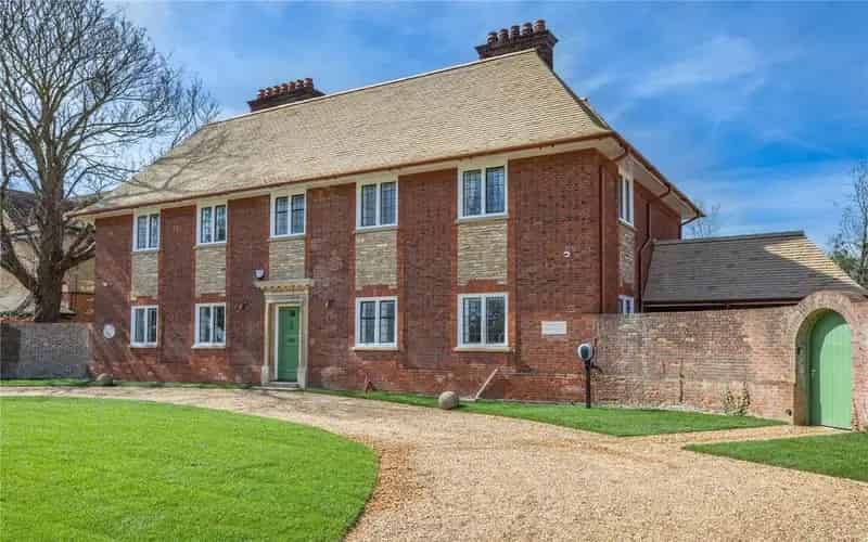 6 Bedroom Detached House to Rent in Cambridge